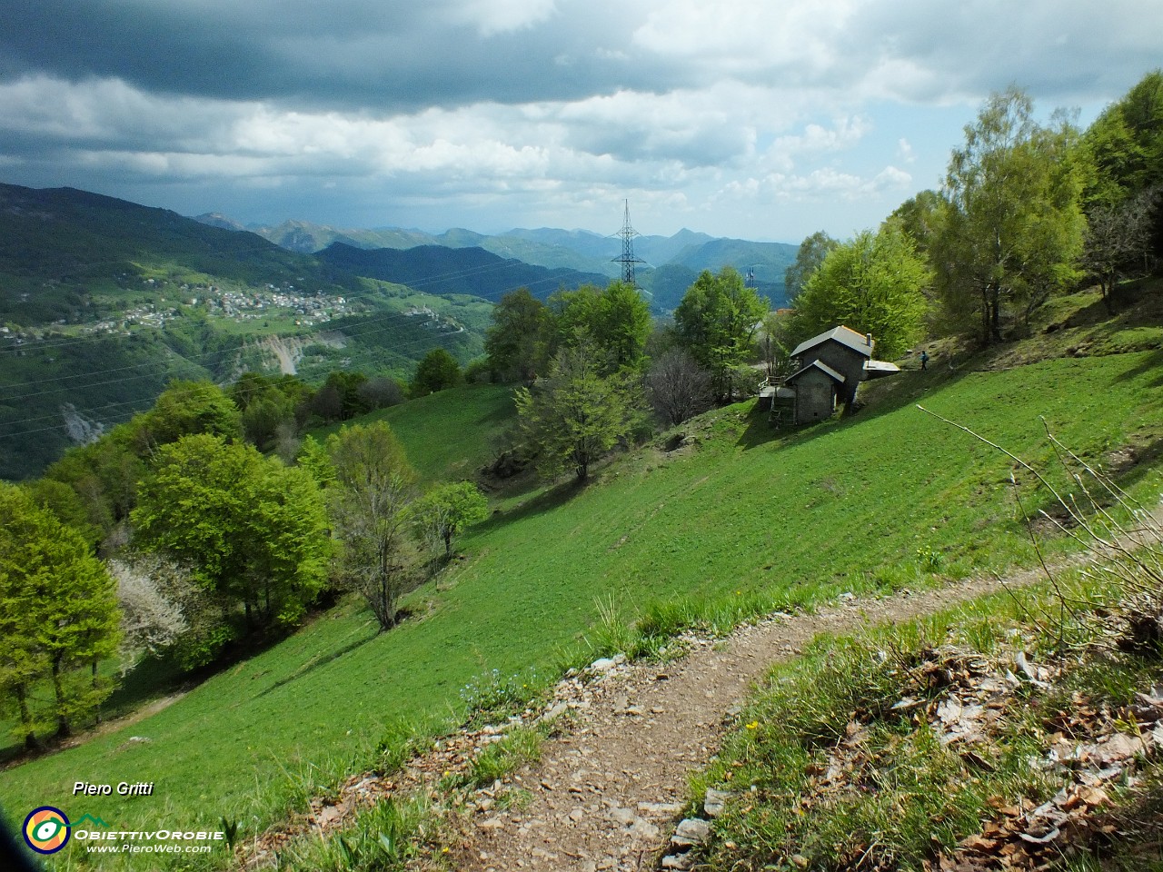 78 in vista del rifugio e di Fuipiano....JPG